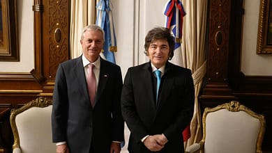 José Antonio Kast junto con Javier Milei tras su elección como presidente. Por Argentina.gob.ar, CC BY 4.0